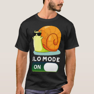 Slomode auf sonniger Langschwingenschnecke Puppe 1 T-Shirt