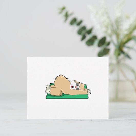 Sloth at Yoga on Yoga mat Postkarte (Stehend Vorderseite)