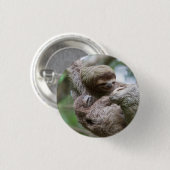 Sloth Baby mit Mutter, die von einem Baum hängt Button (Vorne & Hinten)