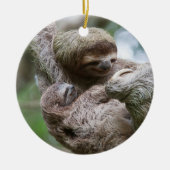 Sloth Baby mit Mutter, die von einem Baum hängt Keramik Ornament (Vorne)