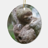 Sloth Baby mit Mutter, die von einem Baum hängt Keramik Ornament (Links)