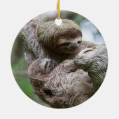 Sloth Baby mit Mutter, die von einem Baum hängt Keramik Ornament (Hinten)