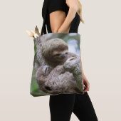 Sloth Baby mit Mutter, die von einem Baum hängt Tasche (Von Nahem)