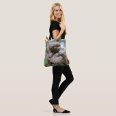 Sloth Baby mit Mutter, die von einem Baum hängt Tasche (Am Model)