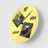 Sloth "Be You Unique", Runde Wanduhr (Winkel)