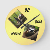 Sloth "Be You Unique", Runde Wanduhr (Vorderseite)