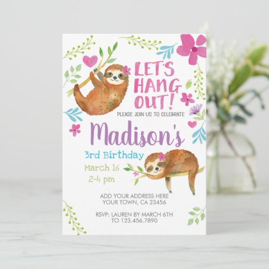Sloth Birthday Einladung (Stehend Vorderseite)
