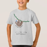 Sloth Birthday Party Hat T Shirt<br><div class="desc">Super niedlicher Schlamm in einem blauen und weißen Party, der von einem Weinstock hängt mit "Langsam hinunter" "Es ist mein Geburtstag!" Einfach das Geburtstagsjahr vorn bearbeiten. Der Name des Geburtstagsjungen und der Schwung auf der Rückseite.</div>