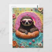 Sloth Chilling in einem Floating Donut Funny Colla Postkarte (Vorne/Hinten)