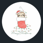 Sloth Christmas Snow Winter Animals Slots Runder Aufkleber<br><div class="desc">Der Lustschwung mit sanfter Beleuchtung. Hübsche Tiere mit Geschenken und Schnee zu den Ferien. Auch lustig für Weihnachten im Juli. Fehler sind süße Tiere und perfekt zu Weihnachten.</div>