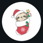 Sloth Christmas Snow Winter Animals Slots Runder Aufkleber<br><div class="desc">Der Faultier zu Weihnachten mit einer Weihnachtsmannmütze. Hübsche Tiere mit Weihnachten Strumpf und Schnee für die Ferien. Slots sind niedliche Tiere und perfekt zu Weihnachten.</div>