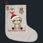Sloth Christmas Snow Winter Tiere Sloths Large C Großer Weihnachtsstrumpf<br><div class="desc">Der Faultier für Weihnachten mit Lichtern aus Märchen. Hübsche Tiere mit Geschenken und Schnee für den Urlaub. Auch lustig für Weihnachten im Juli. Slots sind niedliche Tiere und perfekt zu Weihnachten.</div>