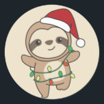 Sloth Christmas Winter Animals Sloths Classic Roun Runder Aufkleber<br><div class="desc">Die Sloth at Christmas with fairy lights. Funny animals with ohrts and snow for the holidays. In Sweet Christmas Greeting. Sloths are cute animals and perfect for Christmas.</div>