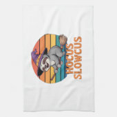 Sloth Cute Witch Funny Halloween Essential T-Shirt Geschirrtuch (Vertikal)