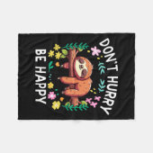Sloth Dont Hurry Be Happy  Fleecedecke (Vorderseite (Horizontal))