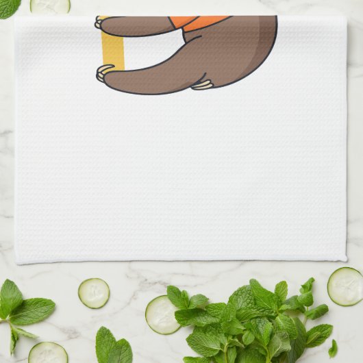 Sloth Hanging on Branch with Orange Geschirrtuch (Gefaltet)