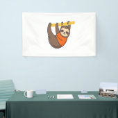 Sloth Hangon Branch mit Orange Banner (Messeveranstaltung)