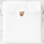 Sloth Hangon Branch mit Orange Runder Aufkleber (Tasche)