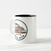 Sloth - Hecho en Costa Rica, Pura Vida Two-Tone Co Zweifarbige Tasse (Vorderseite Links)