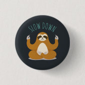 Sloth in Lotus Yoga Pose "Slow Down" Button (Vorderseite)