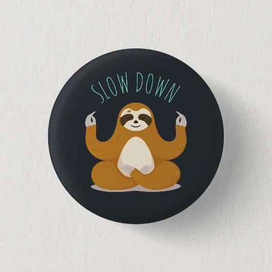 Sloth in Lotus Yoga Pose "Slow Down" Button (Vorderseite)