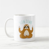 Sloth in Lotus Yoga Pose "Slow Down" Kaffeetasse (Links)