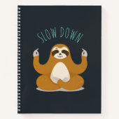 Sloth in Lotus Yoga Pose "Slow Down" Notizblock (Vorderseite)