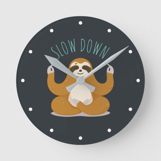 Sloth in Lotus Yoga Pose "Slow Down" Runde Wanduhr (Vorderseite)