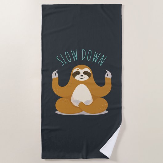 Sloth in Lotus Yoga Pose "Slow Down" Strandtuch (Vorderseite)