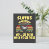 Sloth Laufmannschaft, wir kommen dort, wenn wir .. Postkarte (Stehend Vorderseite)