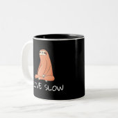 Sloth Live Slow Zweifarbige Tasse (Vorderseite Links)