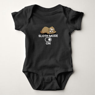 Sloth Mode On - Niedliche, sonnige Lazie Baby Strampler