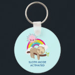 Sloth-Modus aktiviert lustige Illustration Schlüsselanhänger<br><div class="desc">Ein Schlüsselanhänger mit einer Illustration, die einen lustigen braunen Faultier zeigt, der glücklich auf einem Baumzweig lasiert. Ein farbenfroher Regenbogen hinter ihm, zusammen mit einer rosa Sonne, die über den Kopf schwebt. Niedlich, bezaubernd und trendig. Ein bisschen Spaß mit dem Sprichwort: Sloth Mode aktiviert. Kann mit einem Namen oder einem...</div>