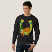 Sloth Napping On Leprechaun Horseshoe St Patrick's Sweatshirt (Vorne ganz)