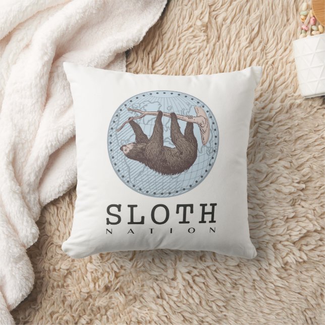 Sloth on Tree and Globe mit Sloth Nation Text Kissen (Decke)