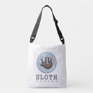 Sloth on Tree and Globe mit Sloth Nation Text Tragetaschen Mit Langen Trägern