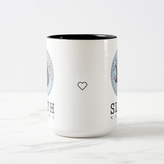 Sloth on Tree and Globe mit Sloth Nation Text Zweifarbige Tasse (Mittel)