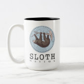 Sloth on Tree and Globe mit Sloth Nation Text Zweifarbige Tasse (Links)