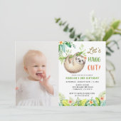 Sloth Party | Hanging Sloth Girl Birthday Foto Einladung (Stehend Vorderseite)
