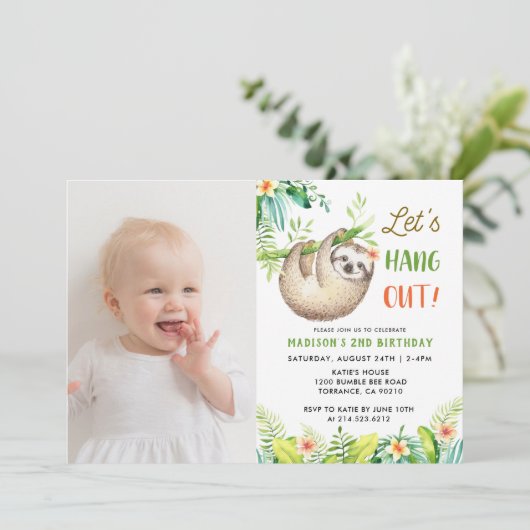 Sloth Party | Hanging Sloth Girl Birthday Foto Einladung (Stehend Vorderseite)