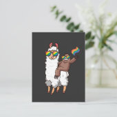 Sloth Riding Llama mit Sonnenbrille Equality LGBT Postkarte (Stehend Vorderseite)