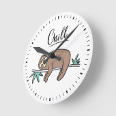 Sloth Says Chill Runde Wanduhr (Winkel)