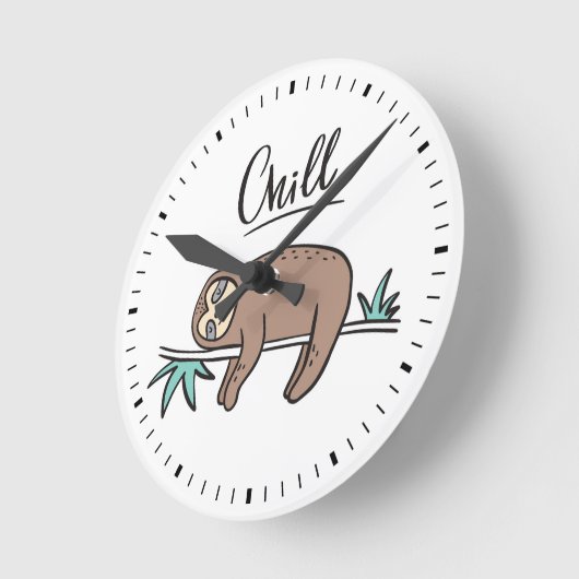 Sloth Says Chill Runde Wanduhr (Winkel)
