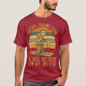 Sloth Skiing Team We Will Get There Retro Gift T-Shirt (Vorderseite)