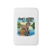 Sloth T-Shirt- Don't Worry I'm Coming Badematte (Vorderseite Vertikal)