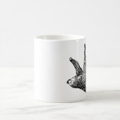Sloth-Tasse Sloth, der heraus am Rand der Kaffeetasse (Mittel)