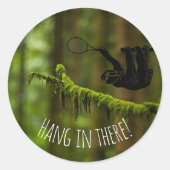 Sloth Tennis Player mit Text im Regenwald Runder Aufkleber (Vorderseite)