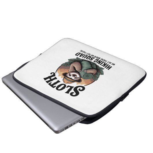 Sloth WanderSquad Funny Camping Laptopschutzhülle (Vorne Knopf)