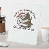 Slothin Around the Christmas Tree, Funny Christmas Sockelschild (In Situ)