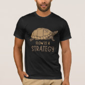 Slow Is a Strategy – Minimal Turtle Quote Design T-Shirt (Vorderseite)